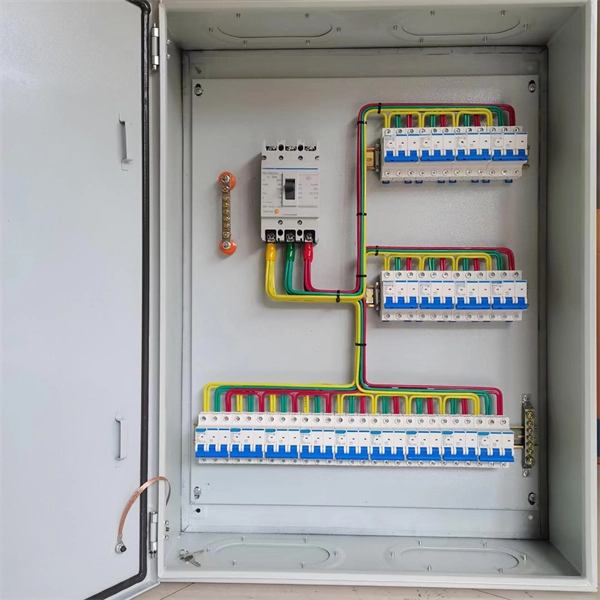The circuit breaker cannot be inserted into the distribution box 